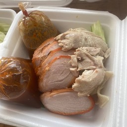 ข้าวมันไก่ต้ม+หมูแดงพิเศษ