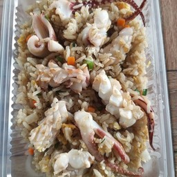 ข้าวผัดใส่ไข่ ปลาหมึก