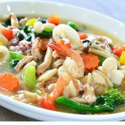 ราดหน้าทะเลกุ้งหมึก