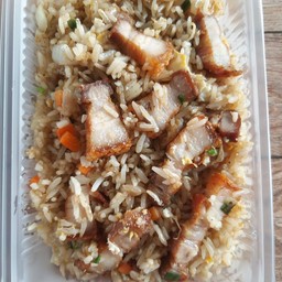 ข้าวผัดใส่ไข่ หมูกรอบ
