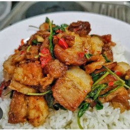 ผัดกะเพราหมูสามชั้นราดข้าว