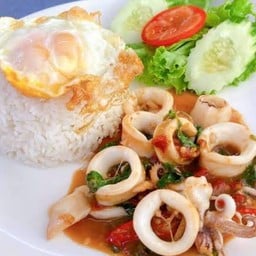 ข้าวกระเพราปลาหมึก+ไข่ดาว