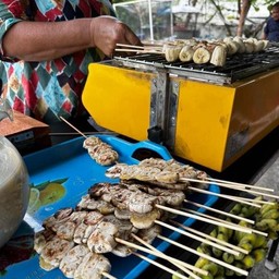 ลูกชิ้นทอด ป้าโอ๋ น้ำจิ้มรสเด็ด