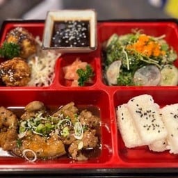 เบนโตะหมูผัดซอสยากินิกุ + ซุปมิโซะ