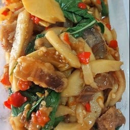 กระเพราไก่หน่อไม้ราดข้าว