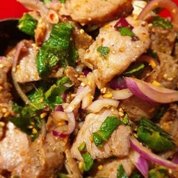 ลาบน้ำตกคอหมูย่าง