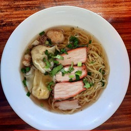 บะหมีเกี้ยวหมูแดง