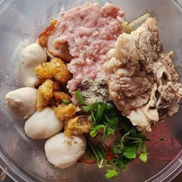 เตี๋ยวเจ๊ฝน