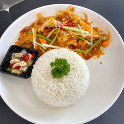 ข้าวราดปลาหมึกผัดไข่เค็ม