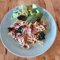 สปาเก็ตตี้ผัดขี้เมาพริกแห้งเบคอน[จัดส่ง]