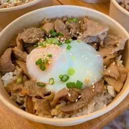 ข้าวหมูผัดซอสญี่ปุ่นไข่ออนเซ็น