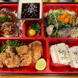 เบนโตะไก่ทอดคาราเกะ + ซุปมิโซะ