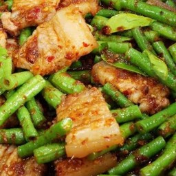 พริกแกงสามชั้นฝักยาวเป็นกับ