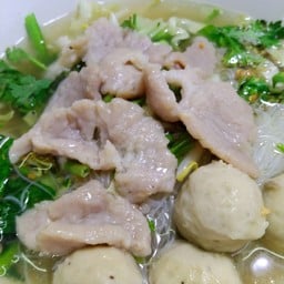 ก๋วยเตี๋ยวลูกชิ้น+หมูสด