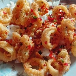 ข้าวปลาหมึกคั่วพริกเกลือ