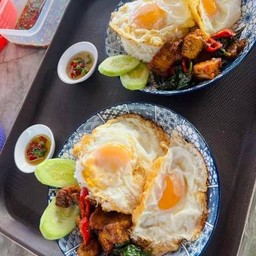 ผัด พริกแกง หมูกรอบ อร่อยแบบต้องสั่งซ้ำ
