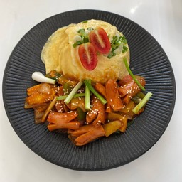 ข้าวราดผัดไส้กรอกพริกเกาหลีและไข่ข้น