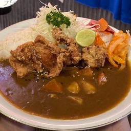 ข้าวแกงกระหรี่ไก่ทอดคาราเกะ + ซุปมิโซะ