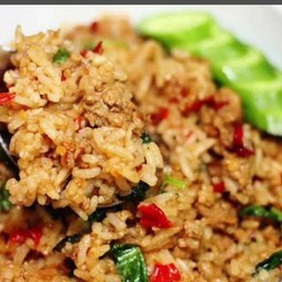 ข้าวผัดพริกแกงหมูชิ้น