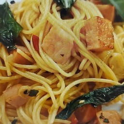 สปาเก็ตตี้ผัดพริกแห้งเบคอน
