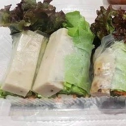 สลัดโรลไส้ไก่ยอ