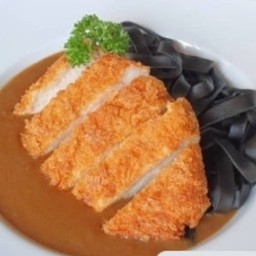 BLACK Fettuccine Curry Pork (เฟตตูชินี่หมึกดำ แกงกระหรี่หมูทอด)