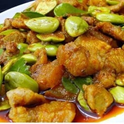 สามชั้นพริกแกงสะตอเป็นกับ