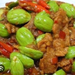 หมูชิ้นพริกแกงสะตอเป็นกับ