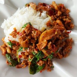 กะเพราเนื้อกาก (กากหมู+เนื้อสับ)