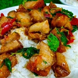 ข้าวกะเพราหมูกรอบ (มีน้ำซุปแยกให้ค่ะ)