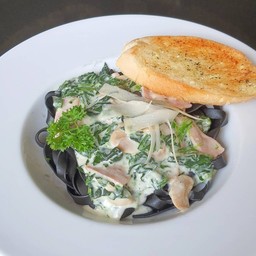 BLACK Fettuccine Spinach &Cheese (เฟตตูชินี่หมึกดำ ผักโขมชีส )