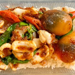 ผัดพริกแกงปลาหมึก+ไข่เยี่ยวม้าราดข้าว