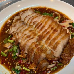 ยำคอหมูทอด