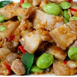 สามชั้นสะตอพริกสดเป็นกับ