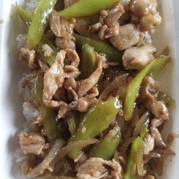 หมูชิ้นผัดพริกหยวก ราดข้าว