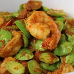 พริกแกงสะตอกุ้งสดเป็นกับ