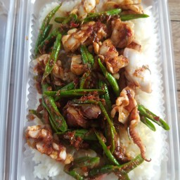 พริกแกงปลาหมึก ราดข้าว