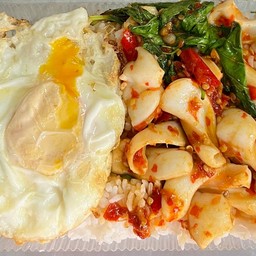 กะเพราปลาหมึก+ไข่ดาวราดข้าว