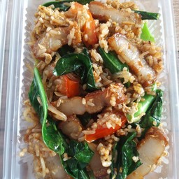 ข้าวผัดโบราณหมูกรอบ