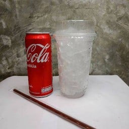 โค้กกระป๋อง + น้ำแข็งเปล่า 1 แก้ว