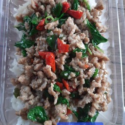 กะเพราหมูสับ ราดข้าว