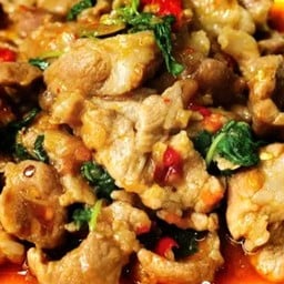 ข้าวกะเพราหมูชิ้น (มีน้ำซุปแยกให้ค่ะ)