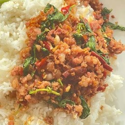 ข้าวราดกระเพาแหนม