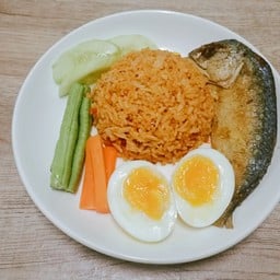 ข้าวผัดน้ำพริกตาแดง