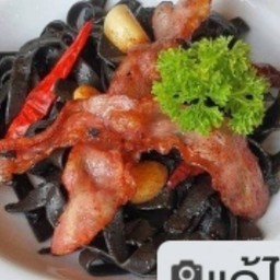 BLACK Fettuccine Bacon Aglio Olio (เฟตตูชินี่หมึกดำ เบคอนผัดพริกแห้ง )