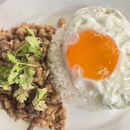 ข้าวหมูกระเทียม(หมูสับ)ไข่ดาว