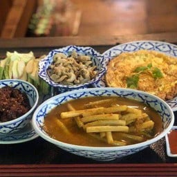 แกงส้มใต้ปลากะพงหน่อไม้ดอง + ไหลบัว