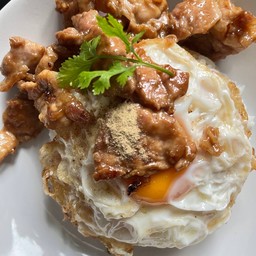 ข้าวหมูกระเทียม(หมูชิ้น)ไข่ดาว