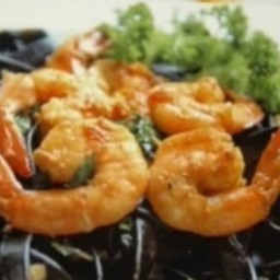 เฟตตูชินี่หมึกดำกระเพรากุ้งสด(Black Squid Ink Fettuccine Spicy Prawn  )