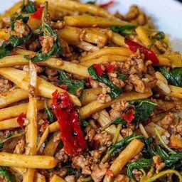 กะเพราหมูสับใส่หน่อไม้เหลือง(กับข้าว)